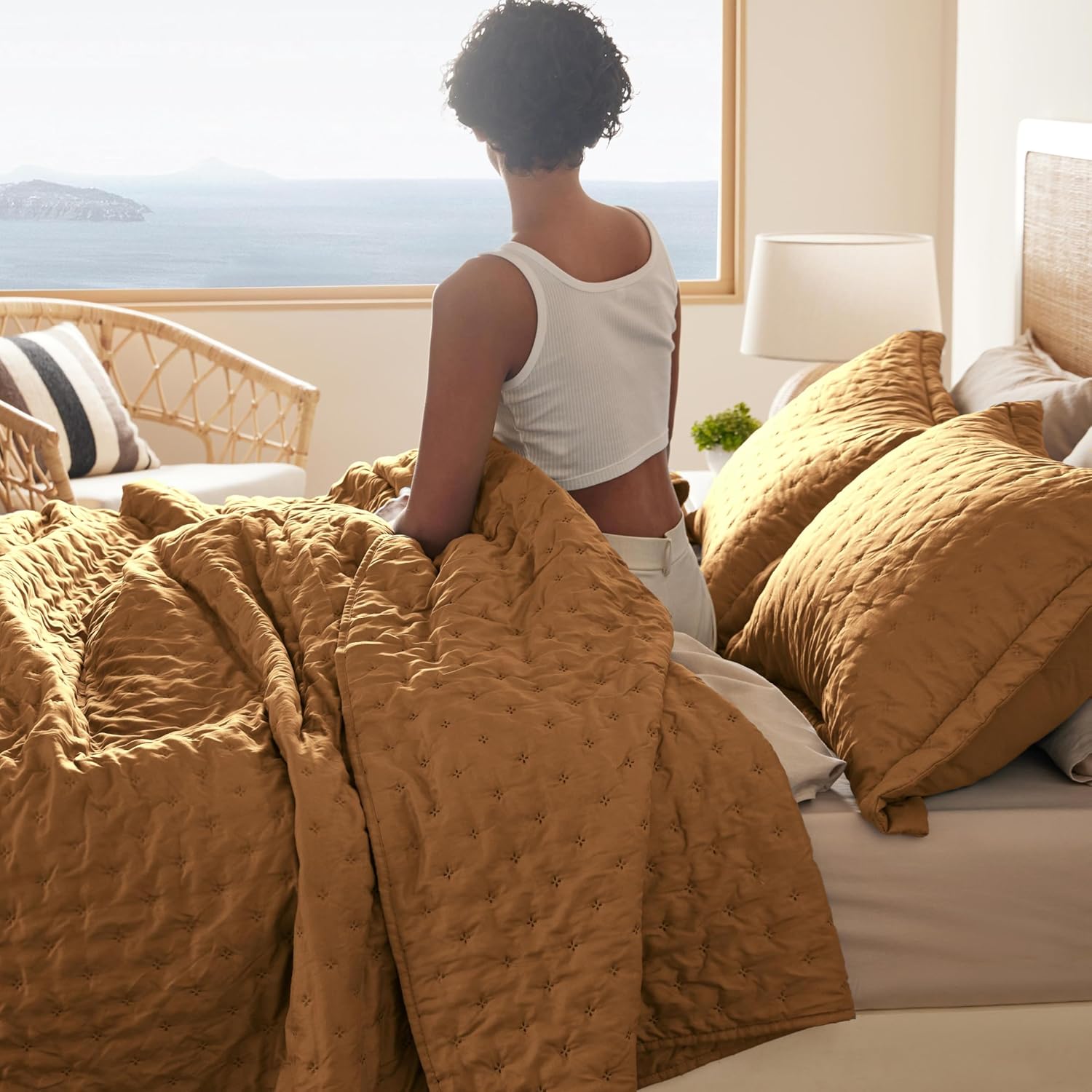Bedsure Quilts Queen Size - Linen Bedspread Queen Size & Lightweight Comforter, Modern Farmhouse Coverlet with Clover Pattern, Ultra Soft All-Season Bedding, 90 x 96 Inches | Stitch-Free Quilting, Ultra Soft, Lightweight, Machine Washable, Pet-Friendly