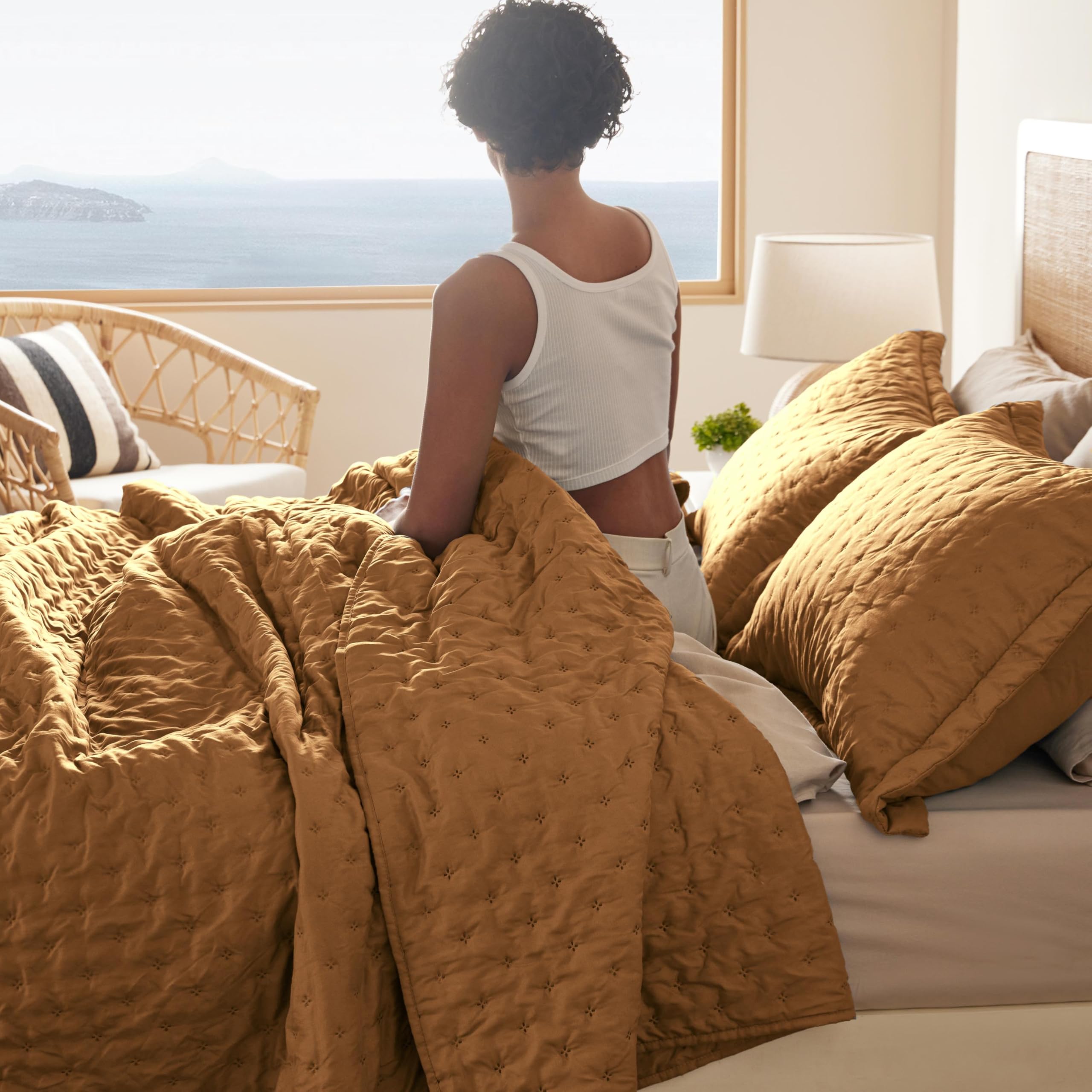 Bedsure King Quilt - Linen Bedspread King Size & Lightweight Comforter, Modern Farmhouse Coverlet with Clover Pattern, Ultra Soft All-Season Bedding, 106 x 96 Inches | Stitch-Free Quilting, Ultra Soft, Lightweight, Machine Washable, Pet-Friendly