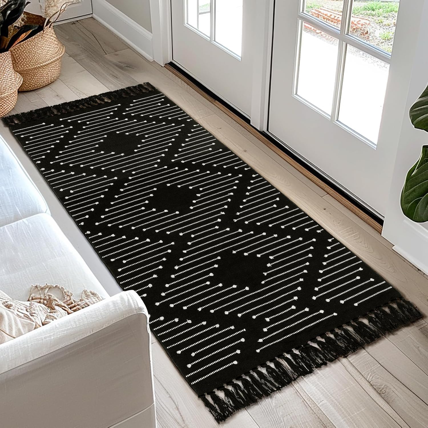 Tritard Washable Runners for Hallways 2x6 Boho Runner Rug with Tassels, Woven Cotton Kitchen Hallway Rug Runner Farmhouse Low Pile Rugs Carpet for Indoor Entryway Bathroom Laundry Bedroom, Black White