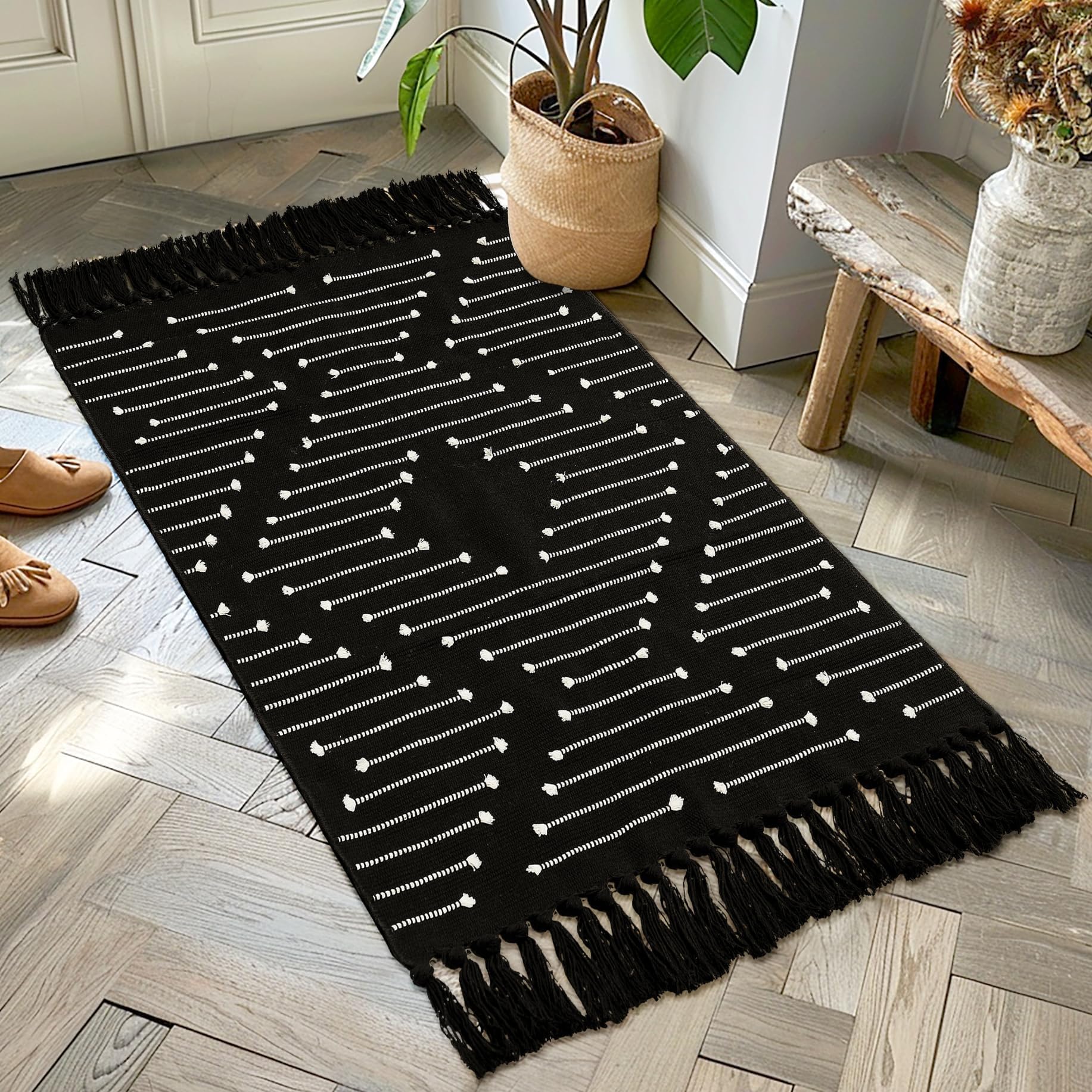 Tritard Washable Runners for Hallways 2x6 Boho Runner Rug with Tassels, Woven Cotton Kitchen Hallway Rug Runner Farmhouse Low Pile Rugs Carpet for Indoor Entryway Bathroom Laundry Bedroom, Black White