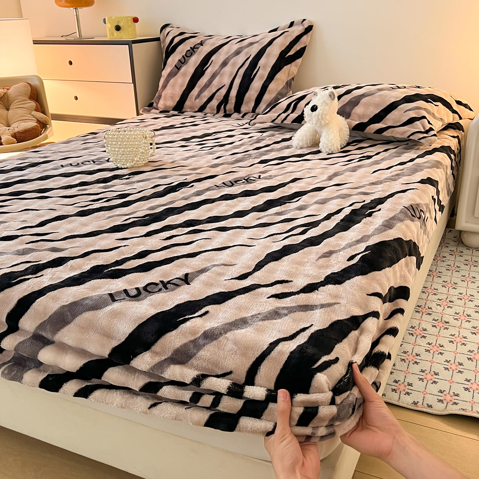Twin Size Bed Sheet, Luxury Soft Cozy Twin Fitted Sheet with 2 PCS Pillowcases, Velvet Sheets Fits 15 inches Deep Pocket Mattress (Brown and Blue Plaid)