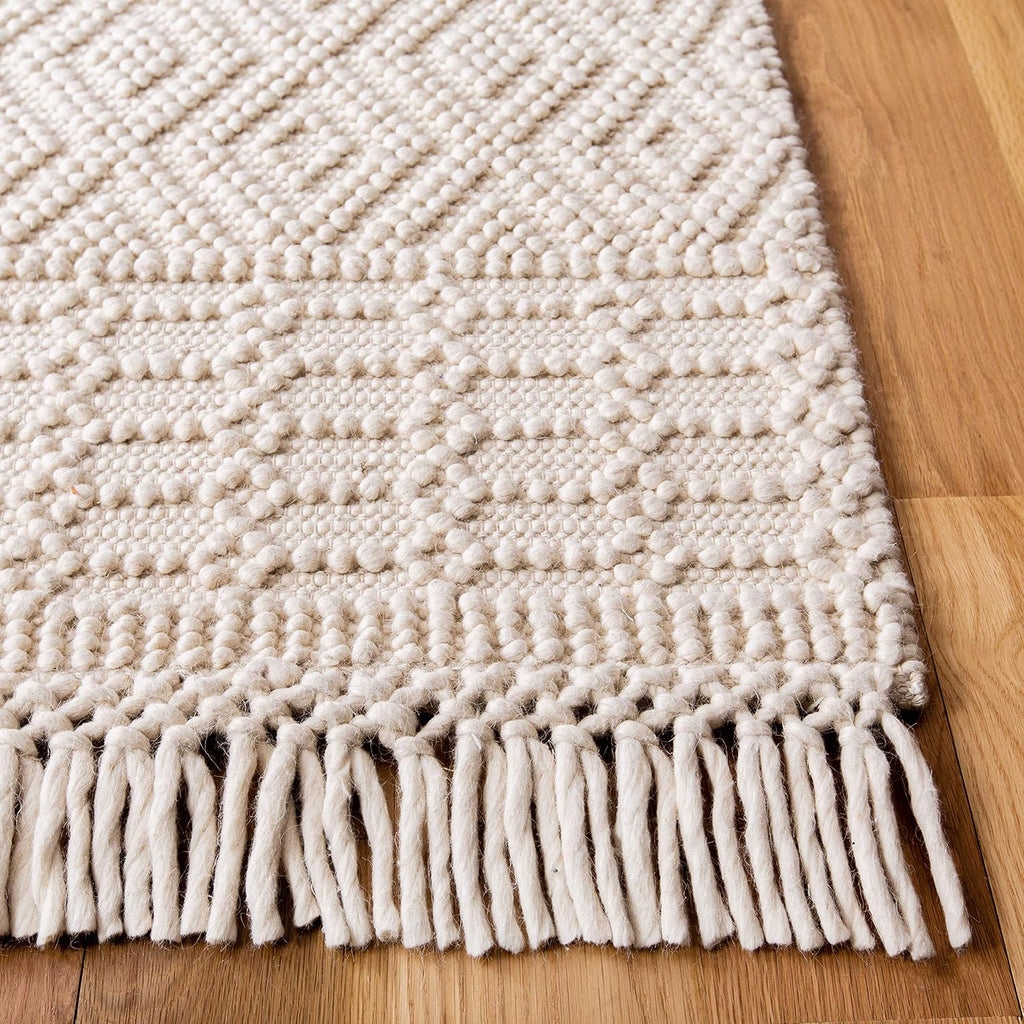 SAFAVIEH Natura Collection Accent Rug - 4' x 6', Ivory, Handmade Moroccan Boho Wool Fringe, Ideal for High Traffic Areas in Entryway, Living Room, Bedroom (NAT852B)