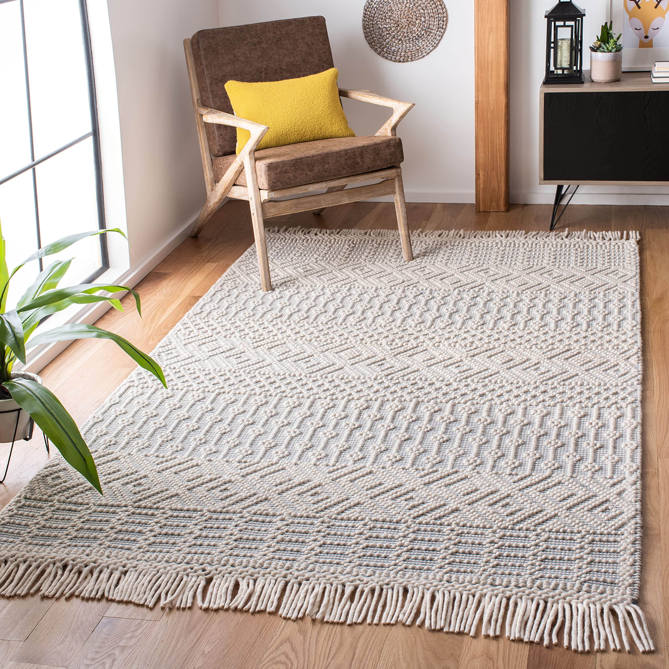 SAFAVIEH Natura Collection Accent Rug - 4' x 6', Ivory, Handmade Moroccan Boho Wool Fringe, Ideal for High Traffic Areas in Entryway, Living Room, Bedroom (NAT852B)