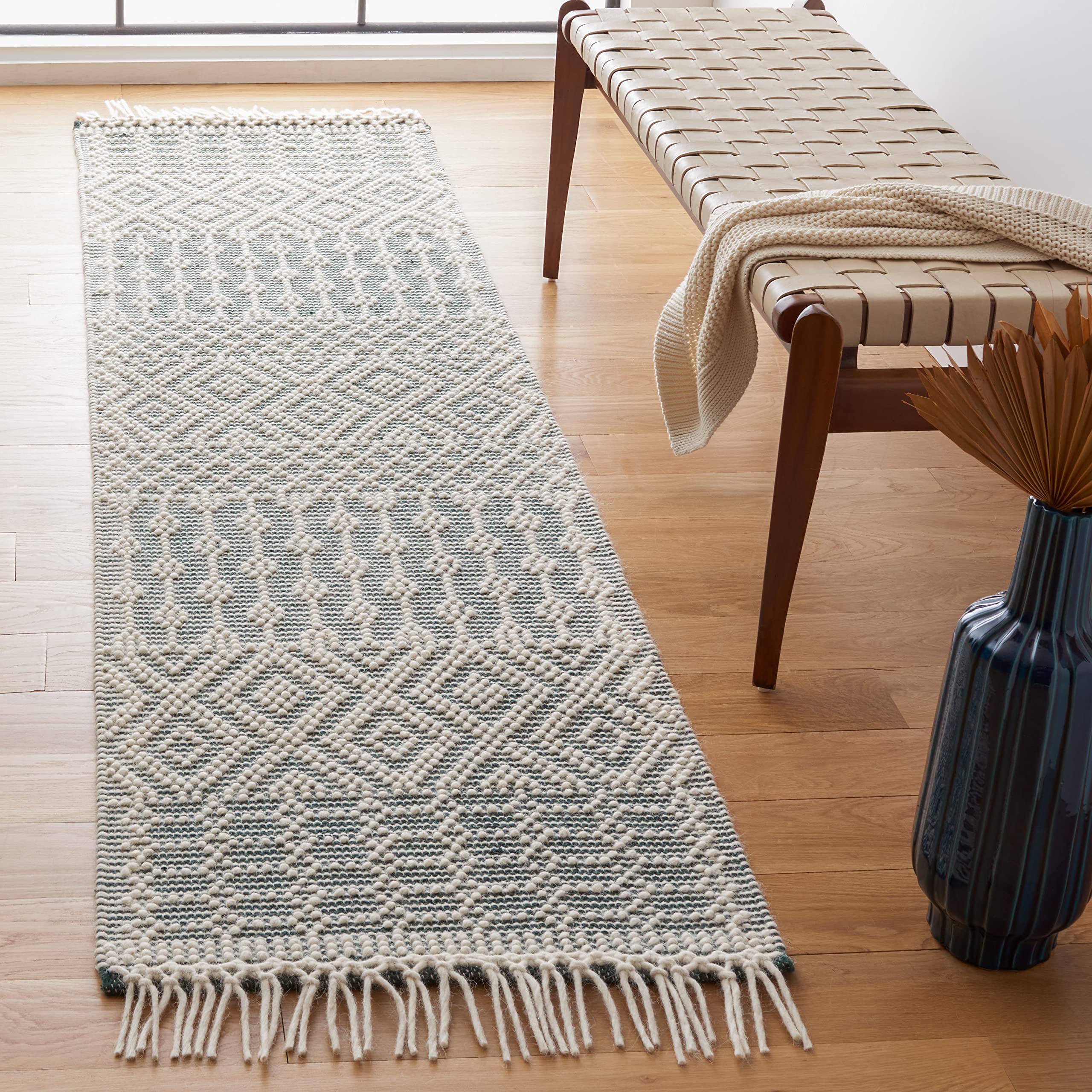 SAFAVIEH Natura Collection Accent Rug - 4' x 6', Ivory, Handmade Moroccan Boho Wool Fringe, Ideal for High Traffic Areas in Entryway, Living Room, Bedroom (NAT852B)