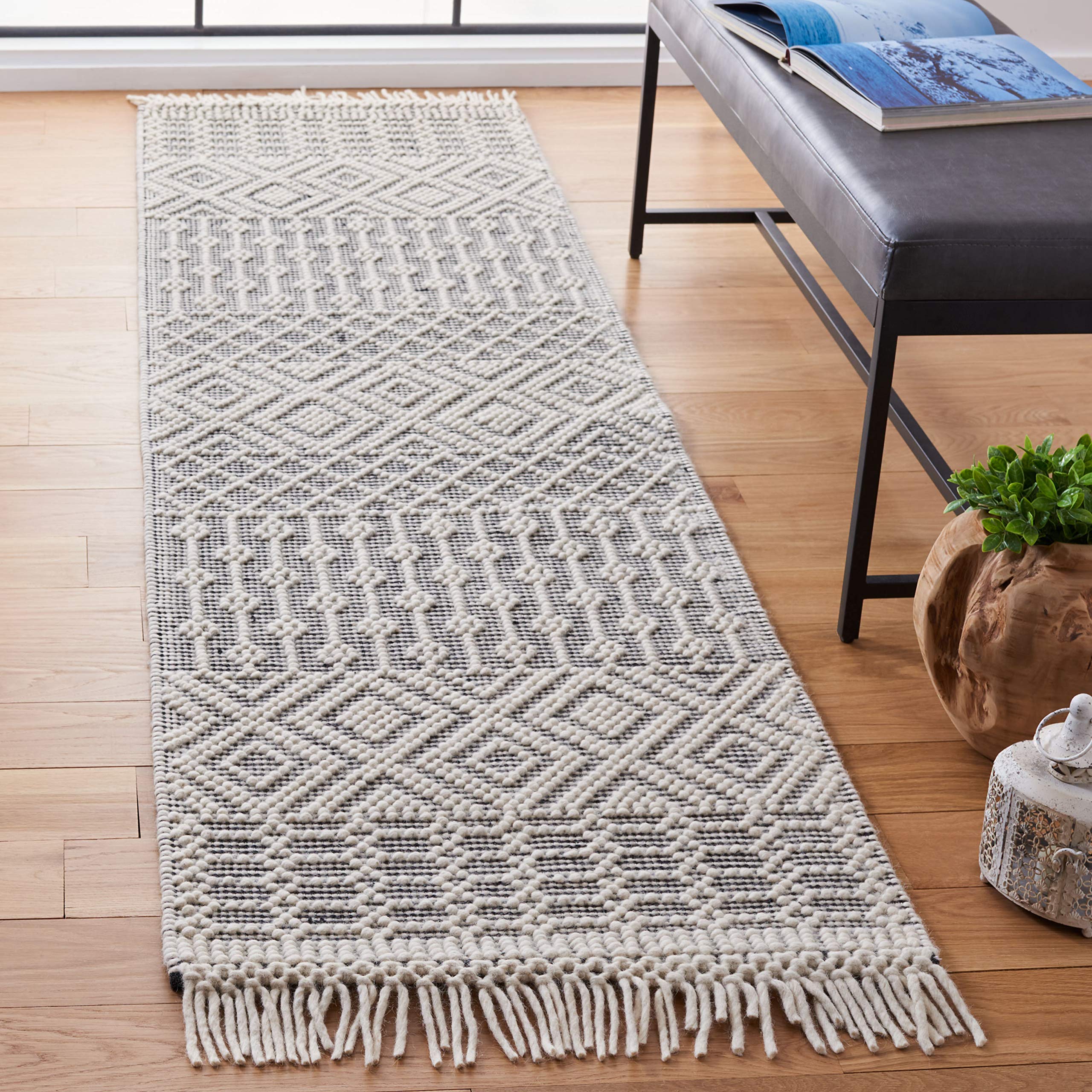 SAFAVIEH Natura Collection Accent Rug - 4' x 6', Ivory, Handmade Moroccan Boho Wool Fringe, Ideal for High Traffic Areas in Entryway, Living Room, Bedroom (NAT852B)