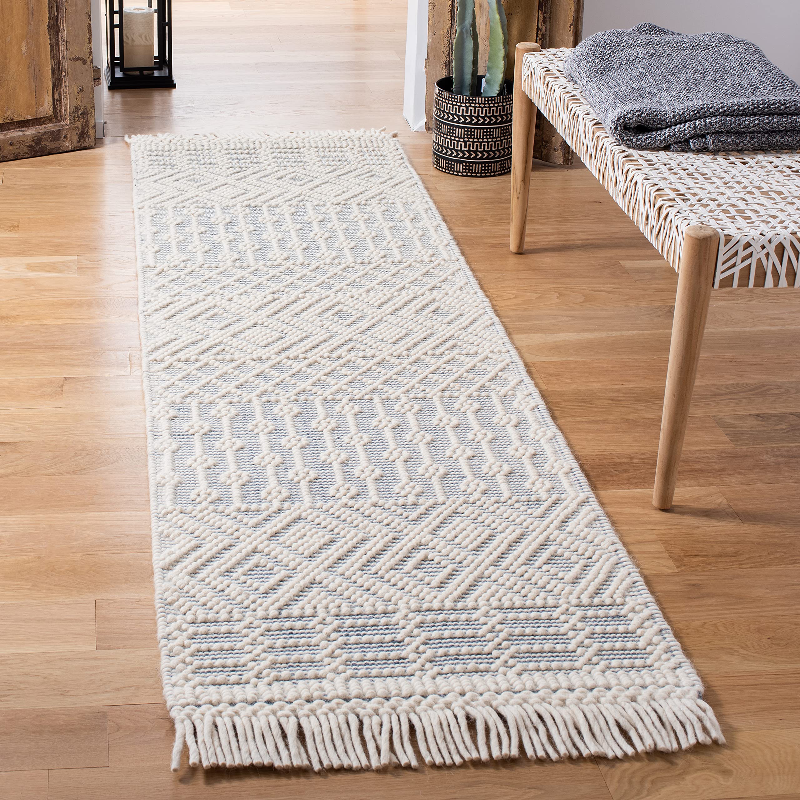 SAFAVIEH Natura Collection Accent Rug - 4' x 6', Ivory, Handmade Moroccan Boho Wool Fringe, Ideal for High Traffic Areas in Entryway, Living Room, Bedroom (NAT852B)