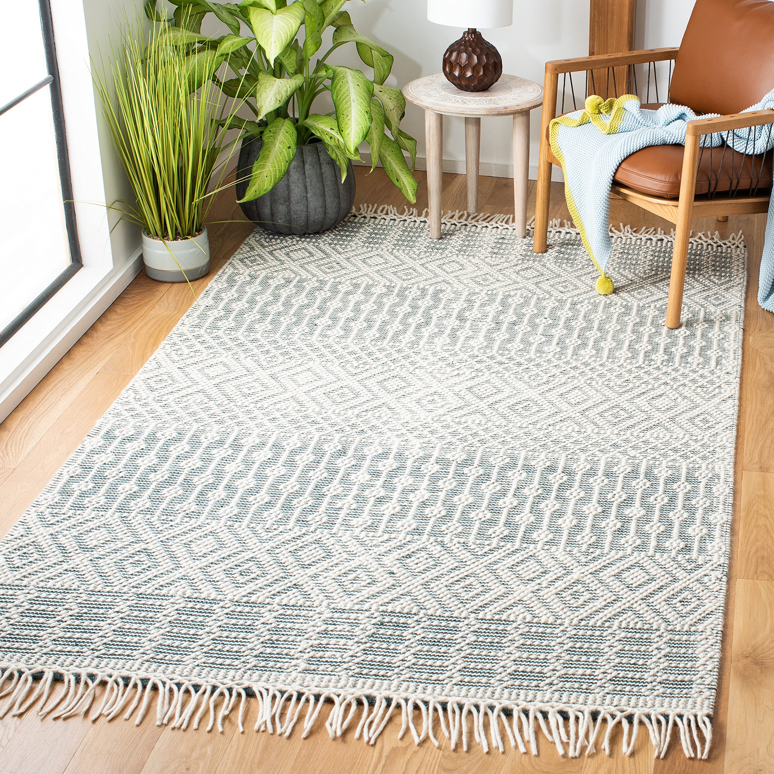 SAFAVIEH Natura Collection Accent Rug - 4' x 6', Ivory, Handmade Moroccan Boho Wool Fringe, Ideal for High Traffic Areas in Entryway, Living Room, Bedroom (NAT852B)